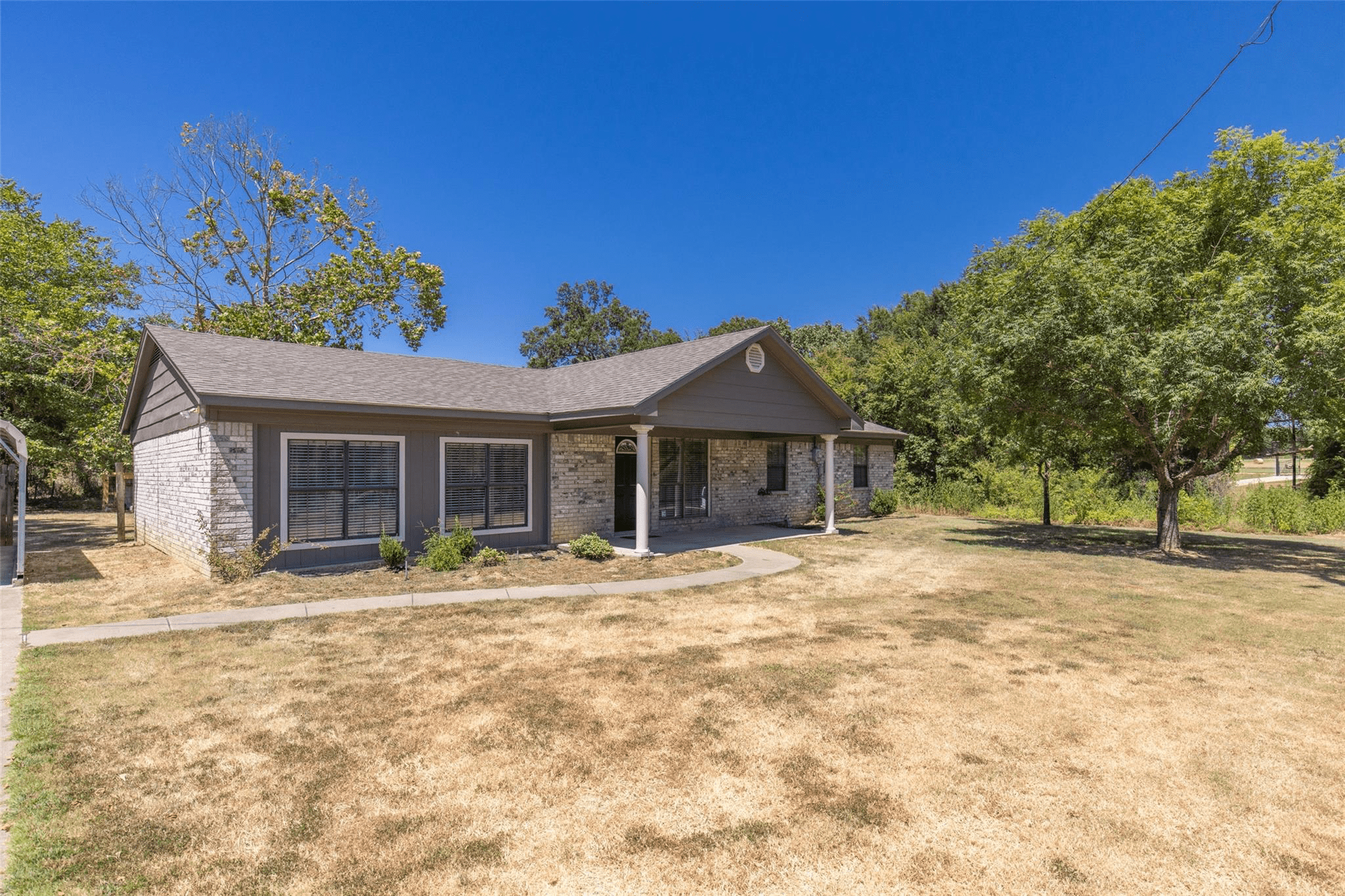 Looking for a Spacioius Bungalow on a Quiet Country Lot South of Sulphur Springs?