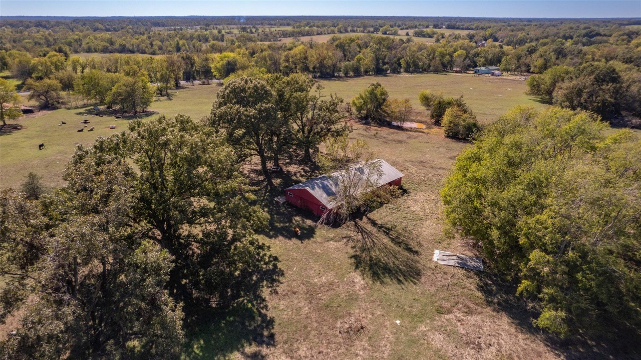 Unrestricted 96 Acres with House, 4 Ponds, & 2 Barns Goes for Sale in Pickton, Texas