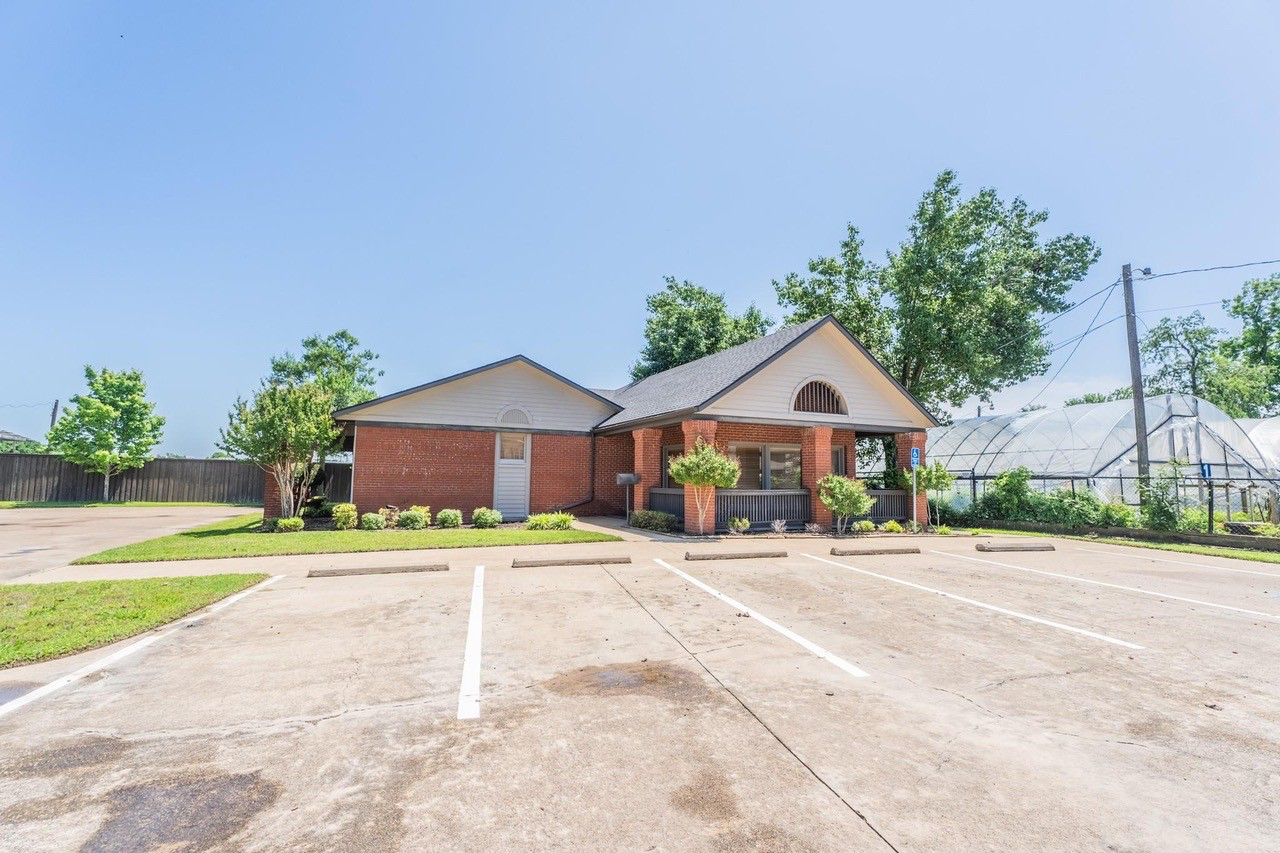 Bring Your Business to this Commercial Brick Building For Lease in Sulphur Springs