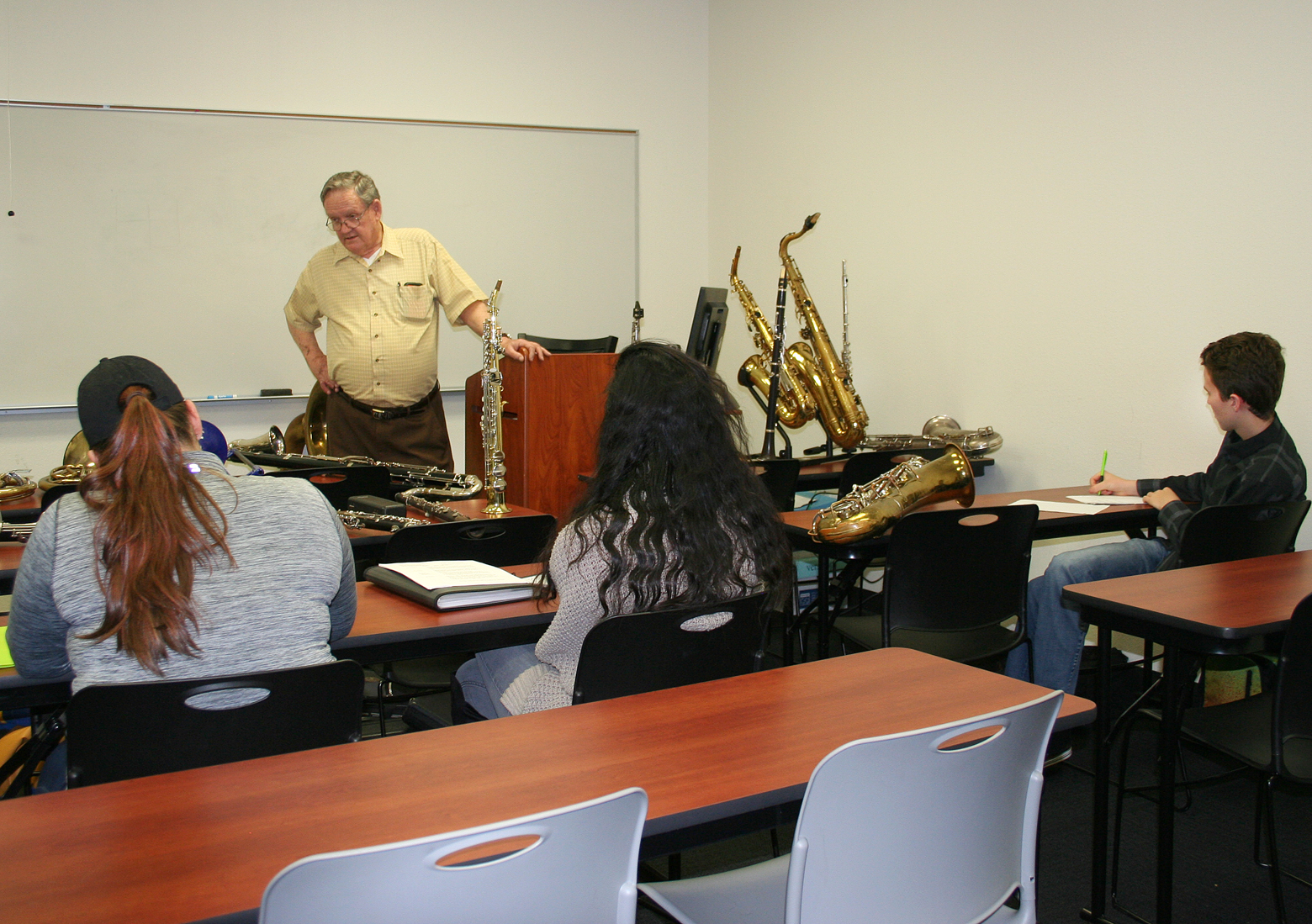 PJC-Sulphur Springs Center Music Instructor Introduces Class to Variety of Instruments
