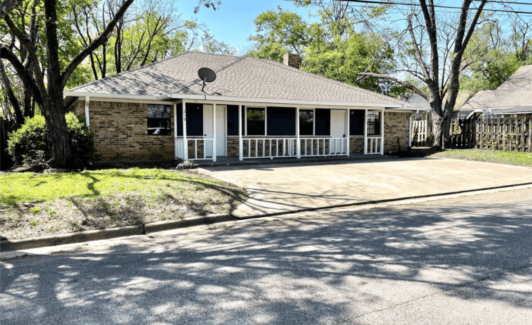 Duplex in Sulphur Springs Just Came on the Market